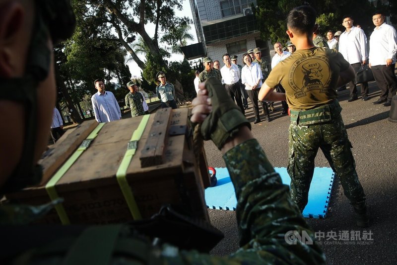 總統蔡英文（左6）25日赴台中視導特指部特4營，了解官兵科學體能訓練模式。中央社記者游凱翔攝  112年9月25日