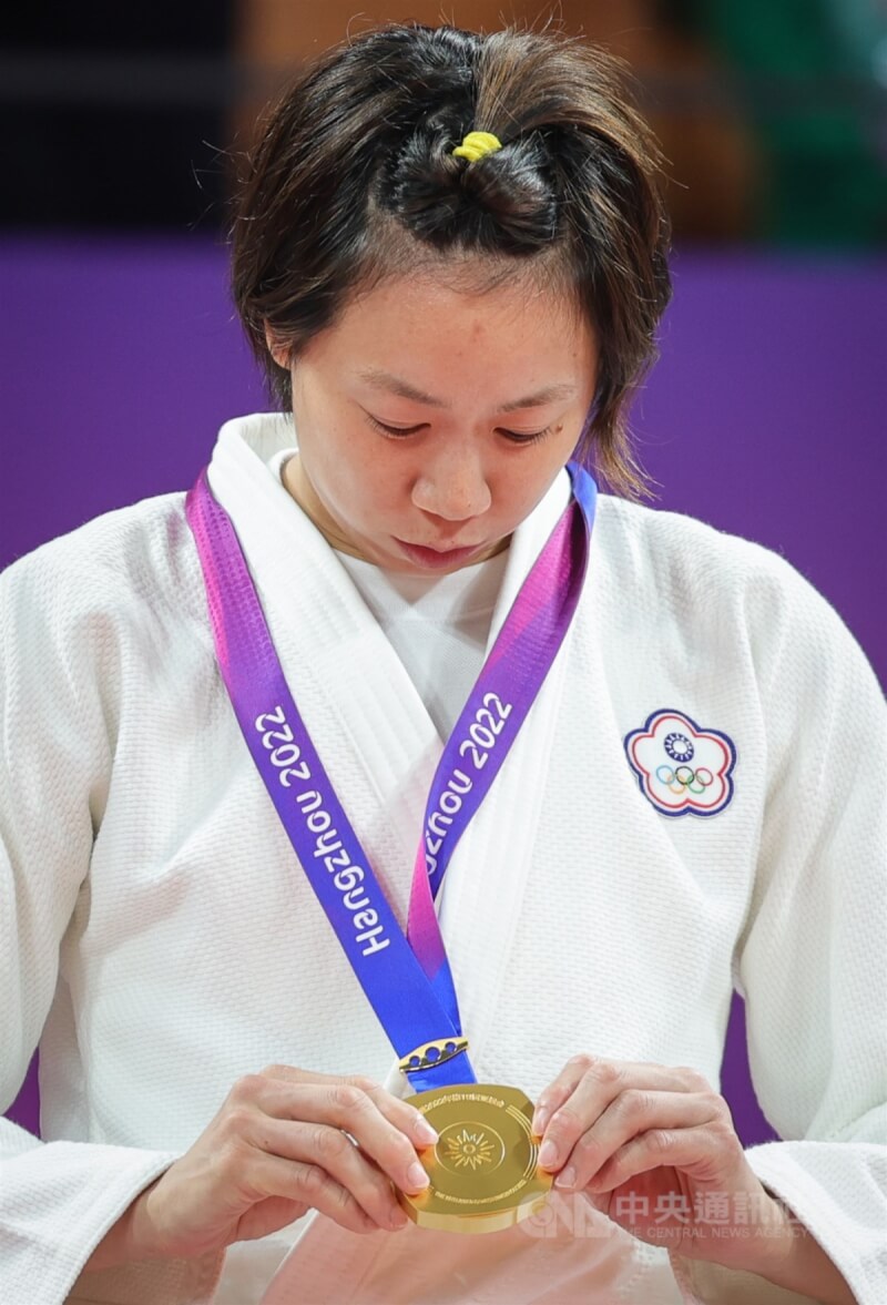 台灣「柔道女王」連珍羚(圖)25日在杭州亞運女子57公斤級為台灣奪下第2金,也是台灣柔道女將亞運史上首金,連珍羚在頒獎典禮上低頭看著得來不易的獎牌。中央社記者裴禛攝 112年9月25日