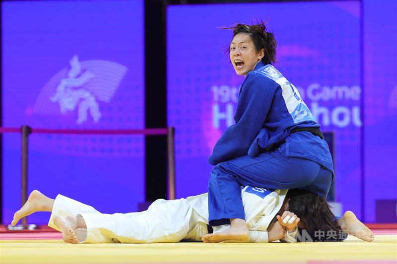 台灣「柔道女王」連珍羚(藍衣)25日在杭州亞運女子57公斤級項目闖進金牌戰,擊敗日本名將玉置桃,拿下本屆第2金。中央社記者裴禛攝 112年9月25日