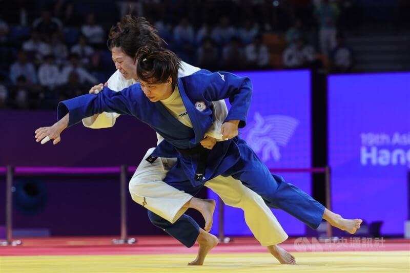 台灣「柔道女王」連珍羚(藍衣)25日在杭州亞運女子57公斤級項目闖進金牌戰,對上上屆亞運金牌、日本好手玉置桃(白衣),雙方糾纏到黃金得分賽,最終由連珍羚奪勝。中央社記者裴禛攝 112年9月25日