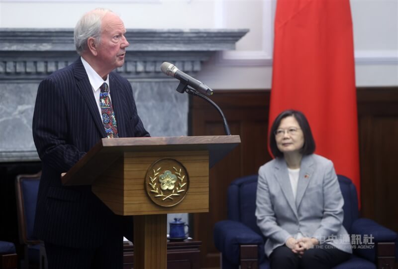 總統蔡英文(右)25日接見英國對台貿易特使、英國國會上議院副議長福克納勛爵(Lord Faulkner of Worcester)(左)。福克納表示,蔡總統任內,台灣在英國國會的聲譽大幅提升,越來越多人了解台灣在世界的重要性,尤其是守護民主及人權方面所做的努力。中央社記者鄭傑文攝 112年9月25日