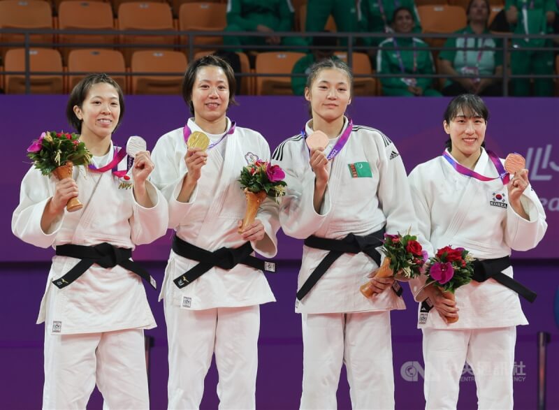 台灣「柔道女王」連珍羚(左2)25日在杭州亞運女子57公斤級為台灣奪下第2金,在頒獎典禮與得牌選手合影留念。中央社記者裴禛攝 112年9月25日