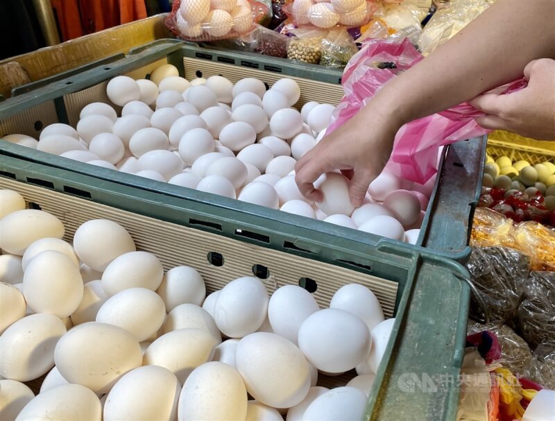 圖為今年4月北市萬華區傳統市場雜糧行販售雞蛋。（中央社檔案照片）