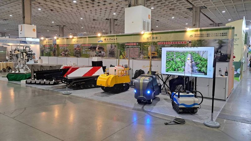 為協助減輕勞動力負擔,中山大學機械與機電工程學系副教授林韋至團隊近日開發AI自動噴灑車,採用超寬頻定位技術,即可設定噴灑範圍及路徑,如加裝機械手臂更可協助農事摘採作業或搬運,未來應用層面廣泛。(國立中山大學提供)中央社記者林巧璉傳真 112年9月25日