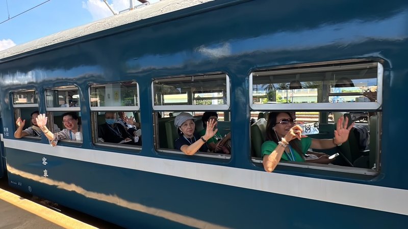 台鐵「藍皮解憂號觀光列車」上路至今快2年，向來是雙東（台東、屏東）旅遊熱門首選產品，一年四季都是搭乘的好時光。（台鐵提供）中央社記者汪淑芬傳真  112年9月25日