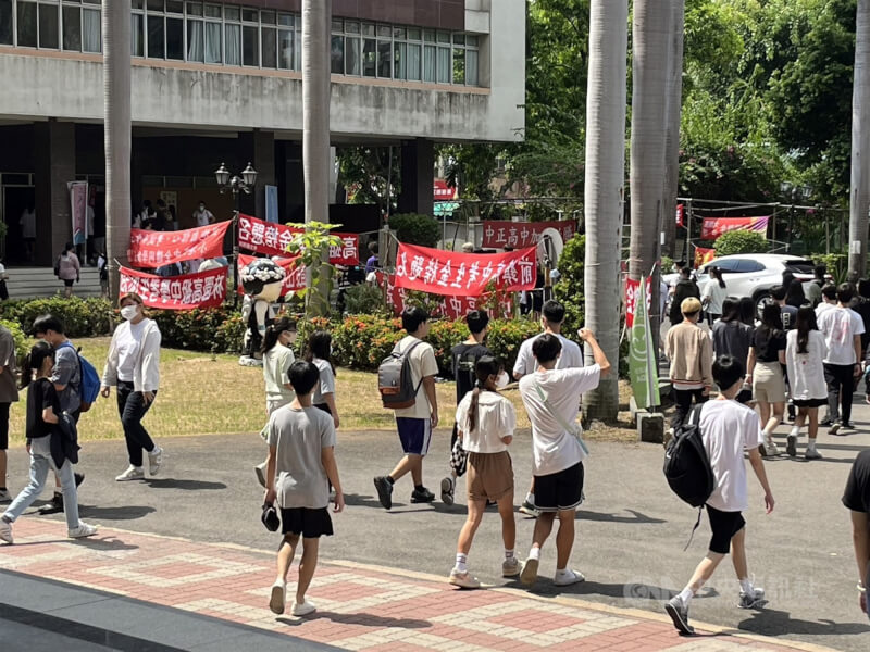 圖為今年在高雄道明中學參加分科測驗的考生。（中央社檔案照片）