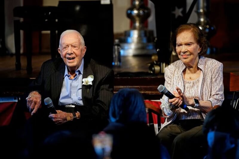 圖為美國前總統卡特（左）和夫人羅莎琳（右）於2021年慶祝結婚75周年紀念。（John Bazemore/Pool via 路透社）