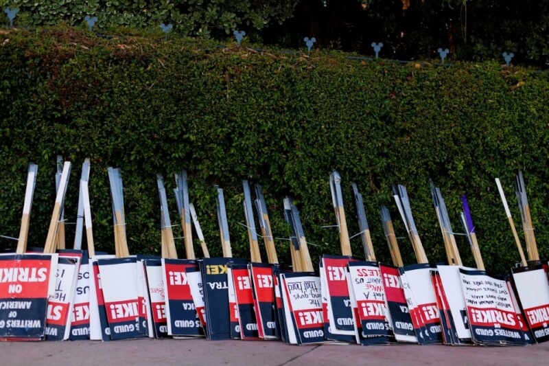 圖為美國演員工會與劇作家協會的罷工標語擺放在加州迪士尼影城外。（路透社）
