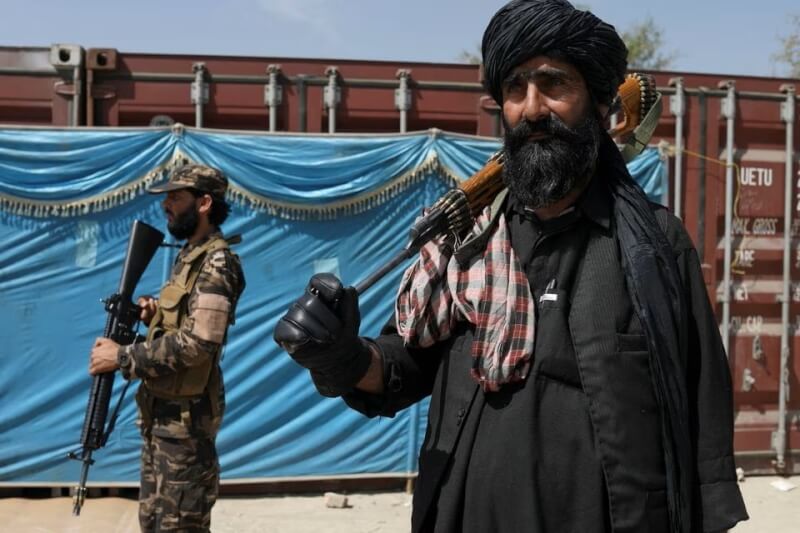 圖為去年4月塔利班武裝分子在阿富汗喀布爾站崗，等待接收中國援助的米。（路透社）