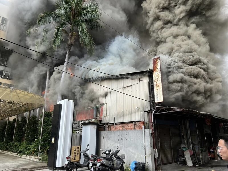 台中市立台中二中一處庫房26日下午發生火警，校方報警並緊急疏散師生，火勢一發不可收拾，濃煙密布，消防局獲報到場搶救。（台中市消防局提供）中央社記者蘇木春傳真 112年9月26日