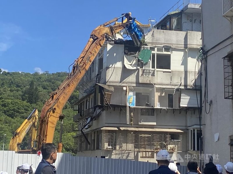 基泰建設施工不當造成北市大直街民宅下陷，台北市政府26日上午執行拆除作業，預計10天內拆除完成。中央社記者黃麗芸攝 112年9月26日