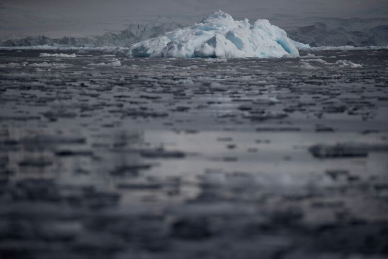 美國國家冰雪資料中心25日表示，今年冬季，南極洲周圍海洋的海冰面積減至紀錄新低，比1986年創下的冬季紀錄少了約100萬平方公里。（路透社）