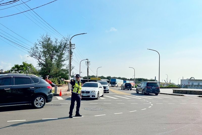 中秋連假將至，桃園市警局交通警察大隊指出，主要風景區包括大溪老街、石門水庫、各觀光漁港、台七線沿線景點及拉拉山預計將湧入觀光車潮，主要道路的壅塞情形在下午時段較明顯，呼籲民眾善用替代道路。（桃園市警局交通警察大隊提供）中央社記者吳睿騏桃園傳真  112年9月26日