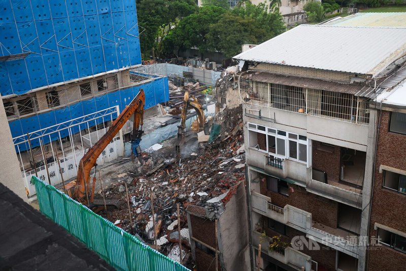 基泰建設施工不慎造成台北市大直街民宅下陷，在完成相關前置作業後，26日執行25戶拆除作業。中央社記者吳家昇攝  112年9月26日