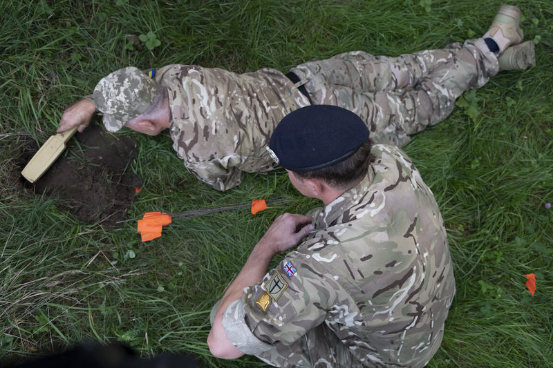 英國陸軍在波蘭訓練烏克蘭武裝部隊成員偵測並處置地雷和未爆彈。圖為英國教官與烏克蘭學員。（加拿大武裝部隊授權英國國防部提供）中央社記者陳韻聿倫敦傳真  112年9月25日