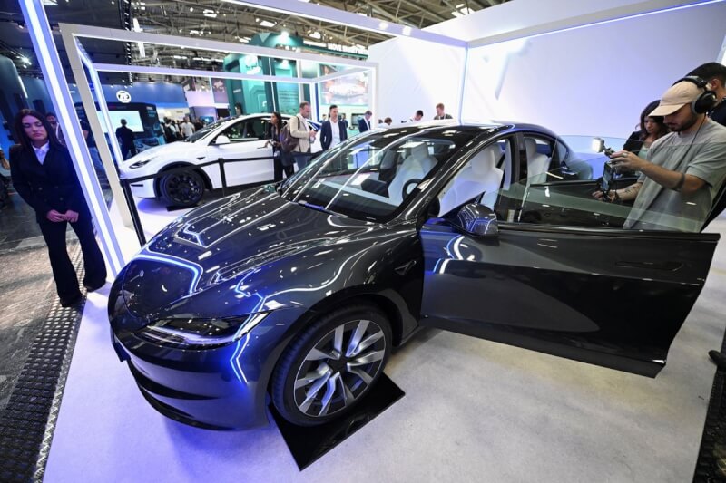 歐盟調查中國電動車產業是否受中國官方不公平補助，對象將涵蓋從中國出口車輛銷往歐盟的歐美車廠，包括特斯拉。圖為4日特斯拉Model 3在德國慕尼黑車展展示。（路透社）