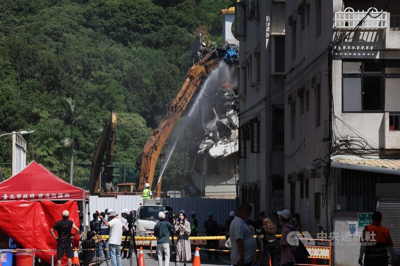 基泰建設施工不當造成台北市大直街民宅下陷，圖為台北市政府26日上午執行拆除作業。（中央社檔案照片）