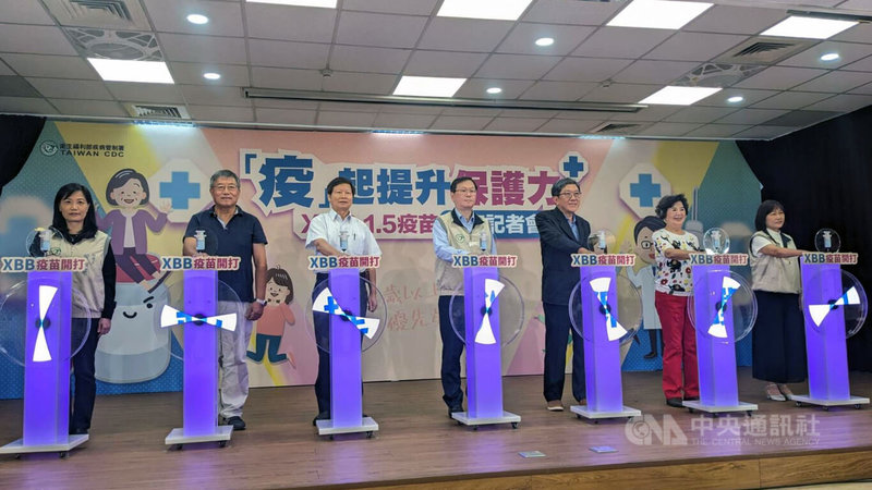 衛生福利部疾病管制署26日召開莫德納XBB.1.5疫苗開打記者會,由資深藝人王滿嬌(右2)擔任防疫大使,呼籲長者一起捲起衣袖接種疫苗。中央社記者曾以寧攝 112年9月26日
