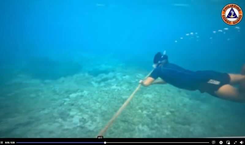 菲律賓海岸防衛隊釋出影片，顯示一名潛水員割斷繩索。（圖取自facebook.com/coastguardph）