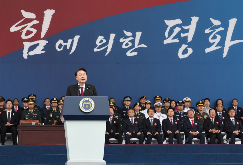 南韓26日舉行10年來首場閱兵式，在與北韓關係惡化之際展現先進軍武。南韓總統尹錫悅在首爾空軍基地演說時警告北韓不要動用核武。（韓聯社）
