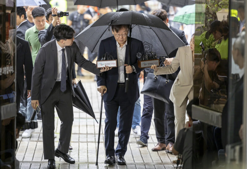 南韓首爾中央地方法院26日上午對南韓最大在野黨共同民主黨黨魁李在明（拄拐杖者）進行逮捕必要性審查。（韓聯社）