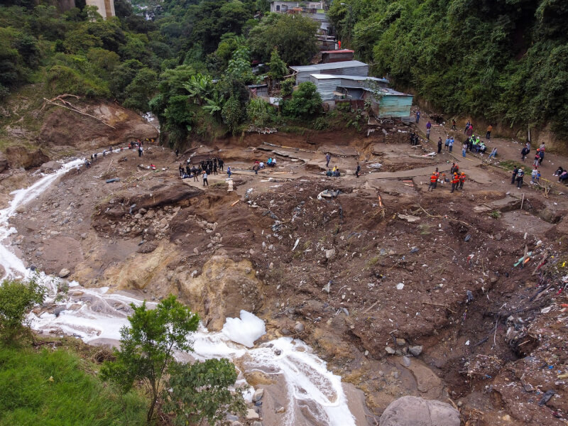 瓜地馬拉首都瓜地馬拉市25日遭豪雨襲擊，暴漲的河水沖走違建棚屋，造成兩名兒童和4名成人喪生。（法新社）