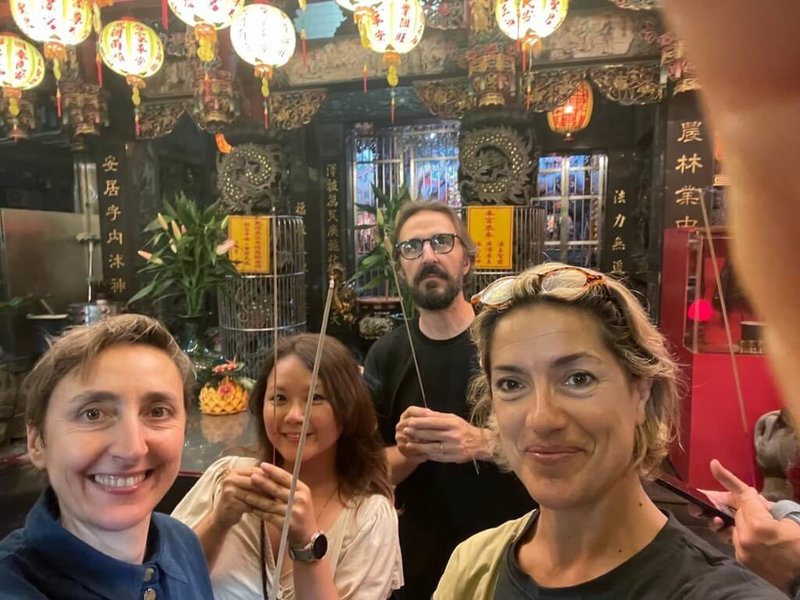 德法公共電視台(ARTE)主持人奧柏芮(右1)今年來台拍攝節目,入境隨俗向媽祖祈求順利。她說,島嶼人們對民主的熱愛、友善溫柔與細膩讓她感動,並提及製作協調者陳陛瑄(左2)給予他們超乎想像的協助。(奧柏芮提供)中央社記者曾婷瑄巴黎傳真 112年9月27日