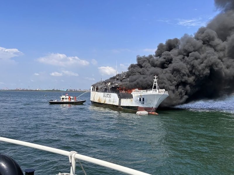 高雄港外海27日近中午發生漁船火警，黑煙直竄天際，港務消防隊、海巡署獲報馳援，所幸船上11人全數獲救，起火原因待調查。（海巡署南部分署提供）中央社記者洪學廣傳真  112年9月27日