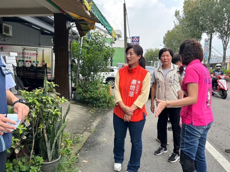 南投竹山鎮東華醫院附近無公車站牌，民進黨立委蔡培慧（前右2）接獲居民反映向交通部爭取，27日到場踏勘站牌設立地點。（蔡培慧團隊提供）中央社記者蕭博陽南投傳真  112年9月27日