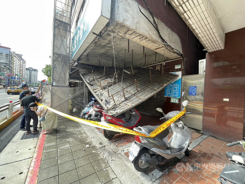 台北市大同區重慶北路2段一棟建物騎樓27日發生大片天花板掉落事件，現場有3輛機車受波及，幸無人傷亡，警方到場已拉設封鎖線管制。（翻攝照片）中央社記者黃麗芸傳真  112年9月27日