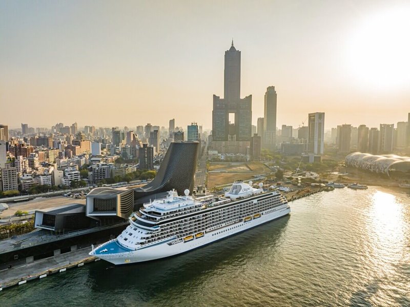 高雄港旅運中心26日迎來總載客量3780人的義大利籍歌詩達莎倫娜號郵輪停靠。根據海洋局統計,2023年郵輪到訪高雄的航次已達66次,創下歷史最高紀錄,預計到港超過30萬人次。(高雄市觀光局提供)中央社記者林巧璉傳真 112年9月27日
