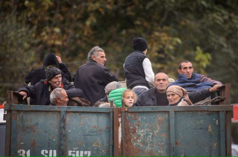 納卡區居民26日搭乘卡車抵達亞美尼亞邊境村莊。（路透社）