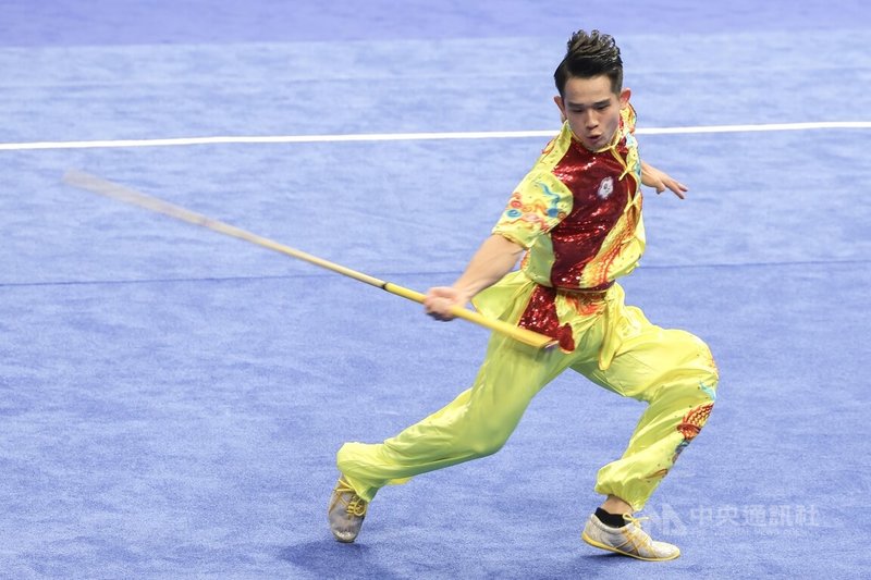 杭州亞運27日進行武術項目男子刀術棍術全能決賽，台灣好手王振名（圖）本來上午在刀術拿下佳績、高居第2名，可惜與下午棍術分數加總後，以第4名作收。中央社記者裴禛攝 112年9月27日