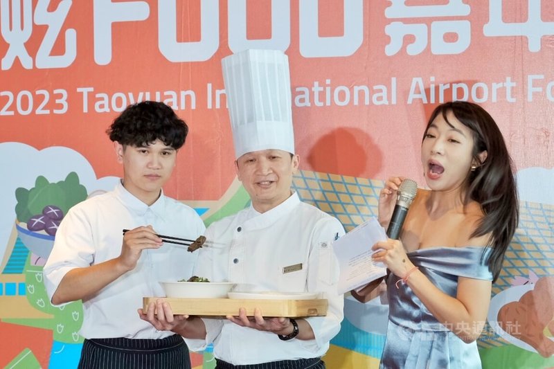 桃園國際機場公司28日起推出「2023桃園機場 炫FOOD嘉年華」活動,提供等值超過300萬元的4萬份抵用券。機場公司表示,美食部分算是桃機恢復最快,旅客反應非常好。圖為昇恆昌免稅店推出的烙張清真牛肉麵。中央社記者吳睿騏桃園機場攝 112年9月27日