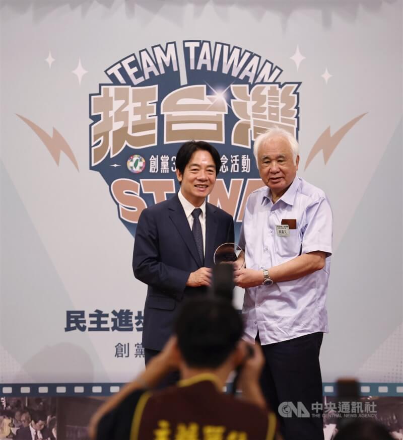 民主進步黨37週年黨慶創黨先進聯誼活動27日在台北圓山大飯店舉行,黨主席賴清德(左)出席頒發紀念牌給創黨元老前考試院長姚嘉文(右)。中央社記者王飛華攝 112年9月27日