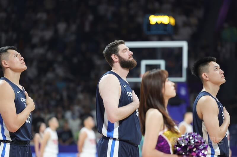 杭州亞運男子5對5籃球項目26日進行分組賽,台灣男籃在晚間預賽對上香港,「新台灣人」阿提諾(William Artino)(前左2)首次代表台灣隊上場。圖為賽前播放中華奧會會歌時,阿提諾與隊友一同行撫胸禮。中央社記者裴禛攝 112年9月26日