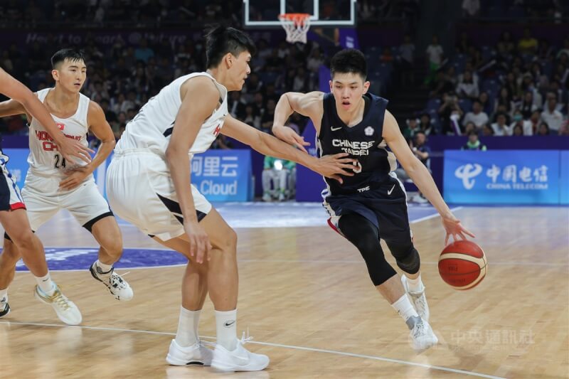 杭州亞運男子5對5籃球分組賽26日登場,台灣男籃在首戰對上香港,台灣球員林庭謙(右)貢獻14分、7助攻,助隊以81比62奪勝。中央社記者裴禛攝 112年9月26日