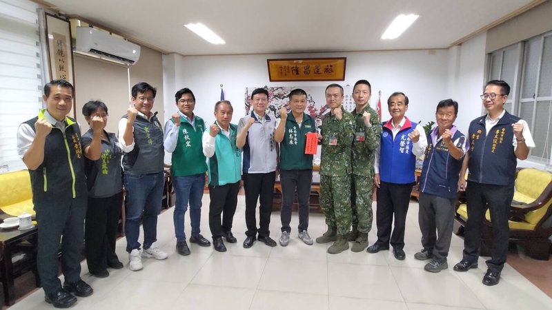 台南市議會副議長林志展（右6）及多名議員27日慰勞國軍部隊，並致贈慰問金祝賀中秋佳節愉快，盼讓保家衛國的弟兄們感受「軍民一心」的溫暖。（台南市議會提供）中央社記者張榮祥台南傳真  112年9月27日