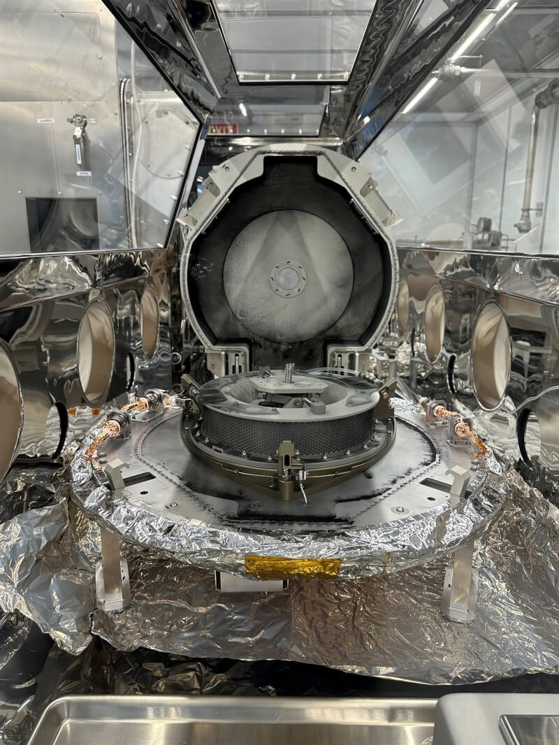 NASA科學家26日打開把小行星樣本帶回地球的太空探測器「歐塞瑞斯號」樣本罐，發現黑色碎片。（圖取自twitter.com/Astromaterials）