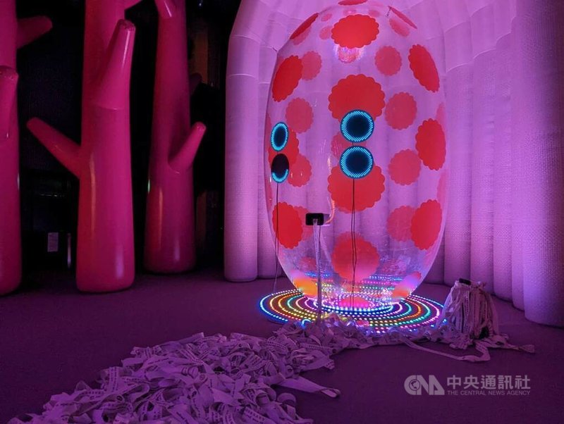 誠品生活28日舉行「AI靈感大師:澳洲3D光影觸動樂園」展前記者會,澳洲團隊ENESS將虛擬AI科技化為充氣裝置「AI靈感大神」,會靈活眨眼,還會為觀眾產出、朗誦籤詩。中央社記者王寶兒攝 112年9月28日