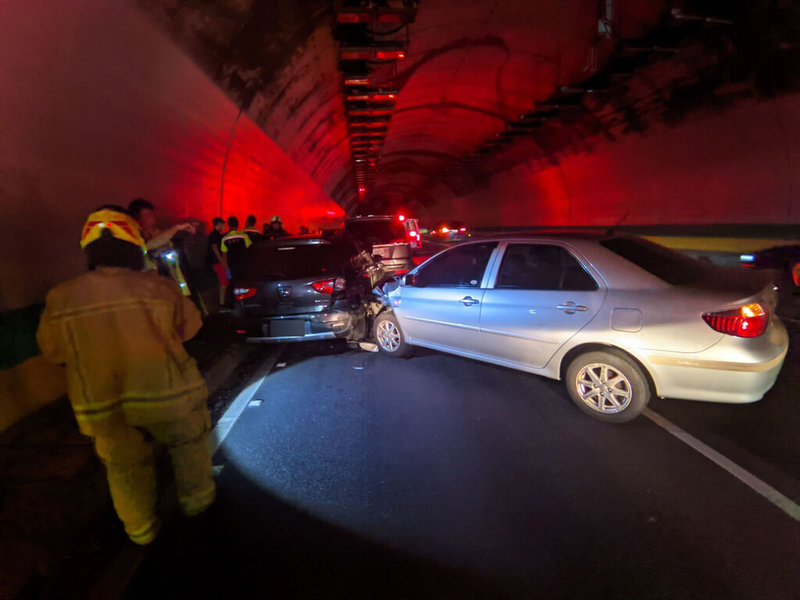 國道3號南下基隆隧道內28日上午發生5部車輛追撞事故，1人送醫；事故發生後一度造成交通回堵，影響通勤民眾。（基隆市消防局提供）中央社記者沈如峰基隆傳真  112年9月28日