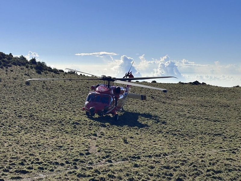 5人登山隊伍走南二段,25日郭姓隊員滑落邊坡,身體不適求援,空勤花蓮駐地連日出動,因雲霧影響救援,28日上午天氣轉晴,直升機飛至塔芬山頂落地搭載,將郭姓隊員救援下山就醫。(花蓮縣消防局提供)中央社記者張祈傳真 112年9月28日