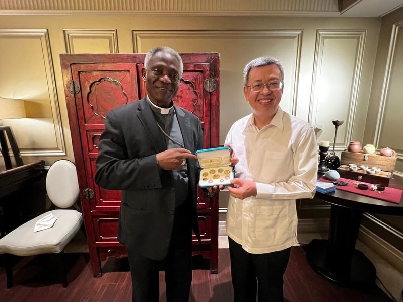 教廷宗座科學院院長涂克森樞機(左)訪問台灣,拜會行政院長陳建仁(右)。(駐教廷大使館提供)中央社記者黃雅詩傳真 112年9月28日