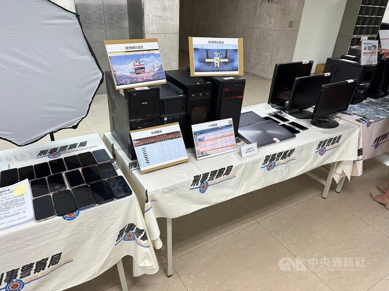 刑事局28日下午召開「選前第2波查緝不法金流暨同步掃蕩賭博專案行動成果」記者會,宣布查獲41家賭場及200餘件賭博網站等,現場並展示所查扣的贓證物。中央社記者劉建邦攝 112年9月28日