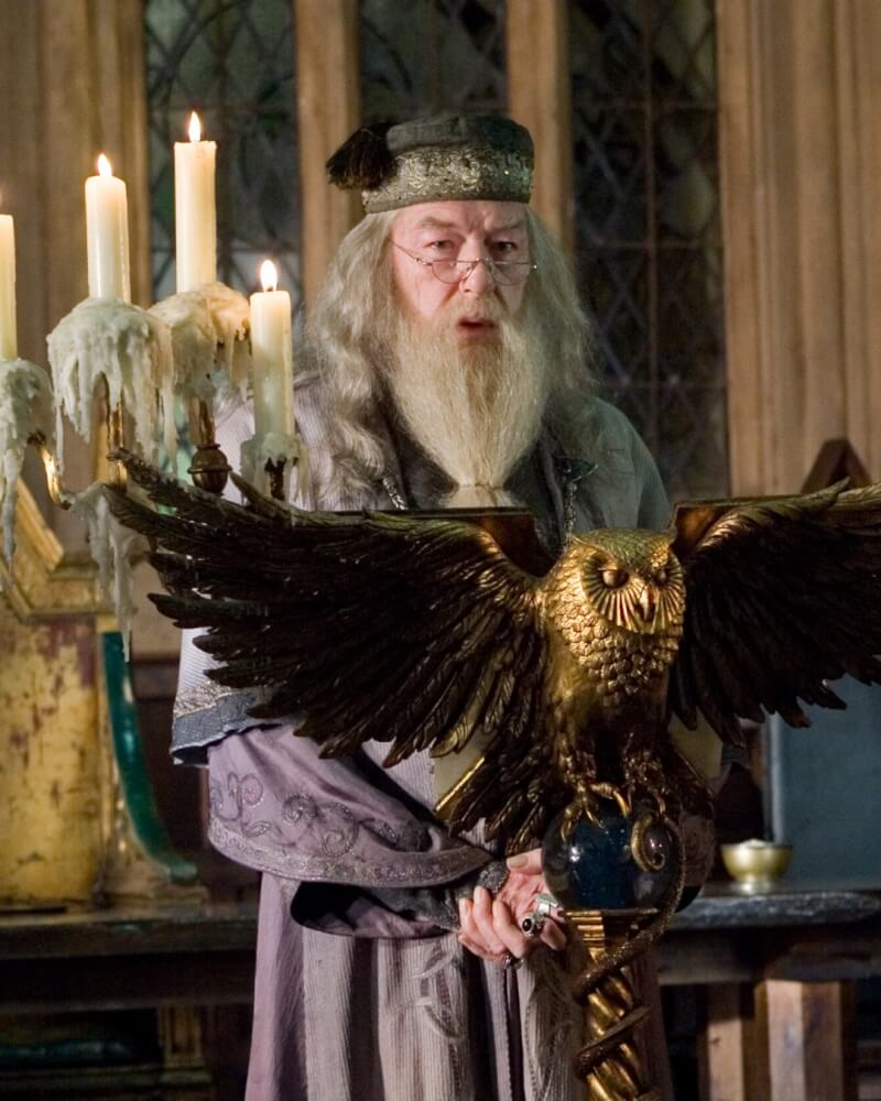 英國演員坎邦在「哈利波特」飾演鄧不利多教授。（圖取自facebook.com/harrypotter）