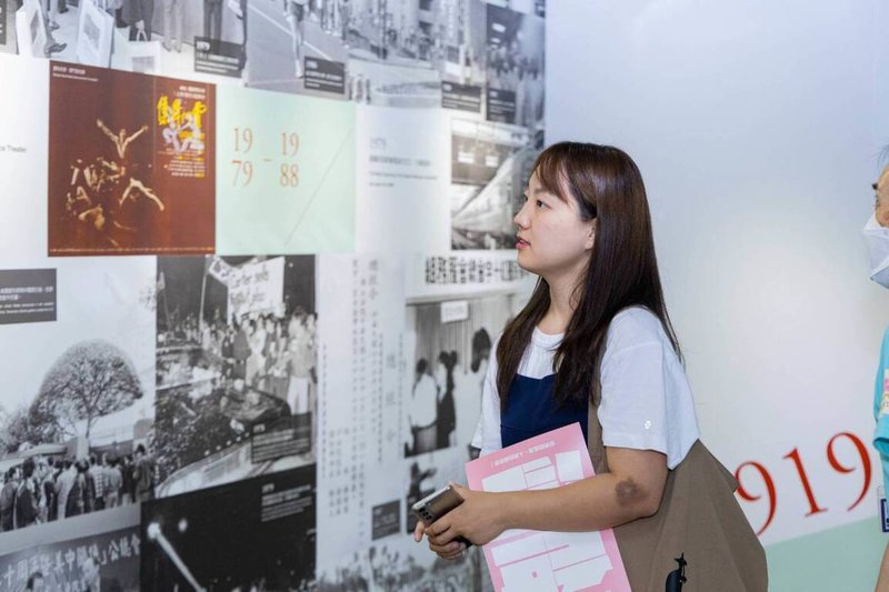 韓國YouTuber Lee Soyeon為「來去總統府住一晚」活動訪台，為第5組入住賓客，她說，入住總統府是這次來台最後一站，總統府建物寬敞、人親切，讓她印象非常好。圖為Lee Soyeon參觀府內常設展。（中華文化總會提供）中央社記者王寶兒傳真  112年9月28日
