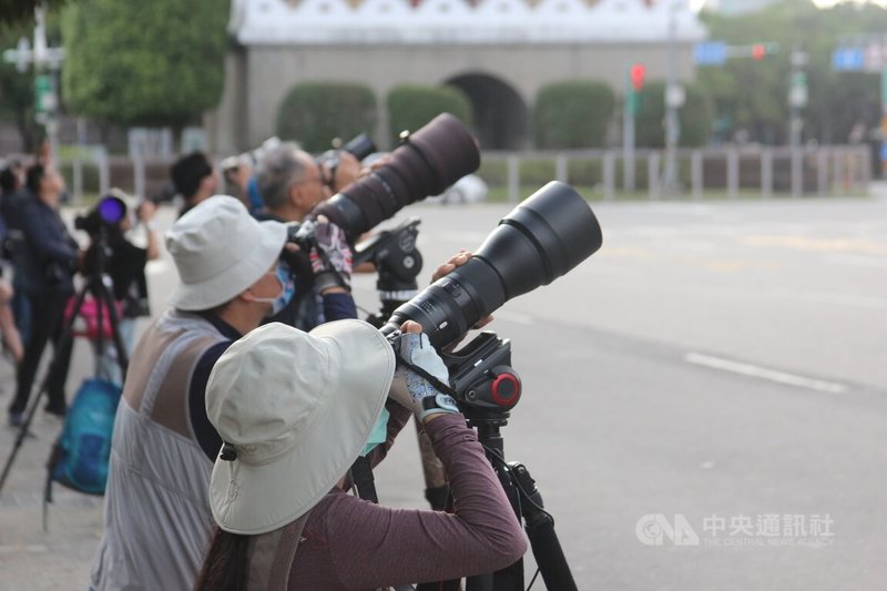 國軍28日展開空中全兵力預演，不少帶著專業設備的攝影迷守候現場，捕捉空中兵力飛行瞬間。中央社記者吳昇鴻攝 112年9月28日