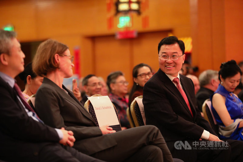 中國駐美大使館27日舉辦中華人民共和國建國74週年晚會，由於美國國務院亞太助卿康達僅短暫停留25分鐘，中國駐美大使謝鋒（前右）與白宮國安會中國與台灣事務資深主任柏蘭（前中）中間隔著空位，鮮少有互動。中央社記者徐薇婷華盛頓攝  112年9月28日