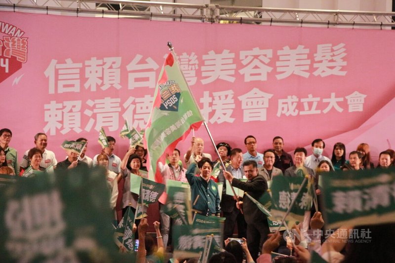 民進黨總統參選人賴清德（中，綠衣）28日到台中，出席美容美髮挺賴清德後援會成立活動，為後援會代表授證與授旗，場中支持旗幟飄揚。中央社記者蘇木春攝  112年9月28日