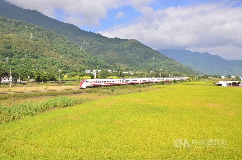 台東程姓父親盼女兒中秋節能返鄉團圓，但女兒沒搶到火車票，程父不死心，24日起連日上網訂票，意外訂到車票。圖為普悠瑪列車奔馳台東縱谷。中央社記者盧太城台東攝  112年9月28日